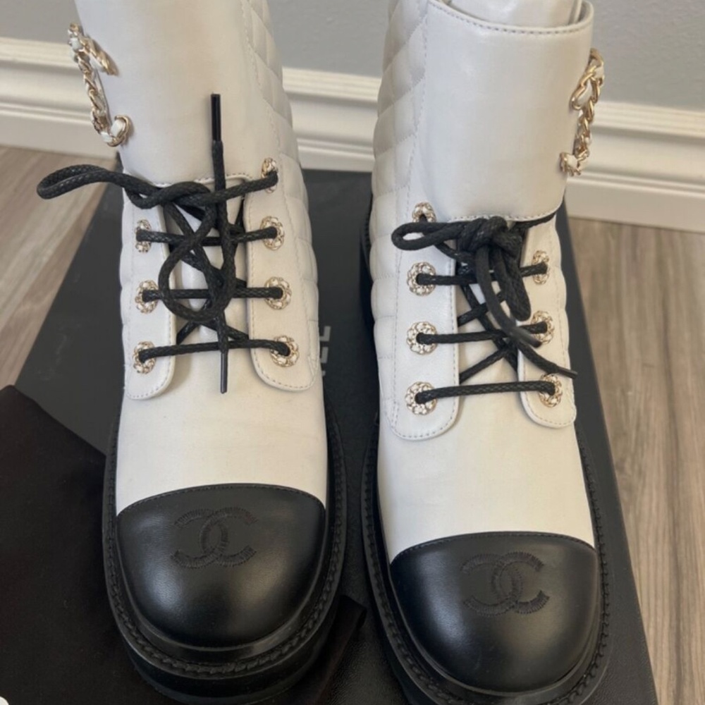 Preowned CHANEL BLACK WHITE QUILTED FABRIC BRAVE LACE UP LOGO ANKLE BOOTS 40.5